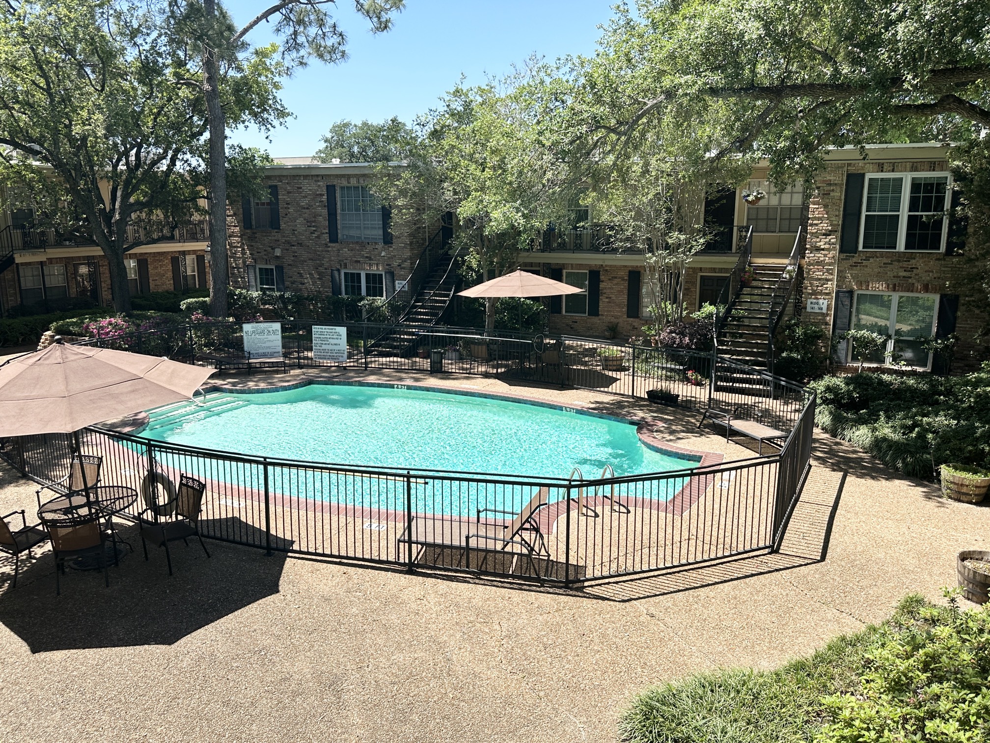 3224 Timmons Lane, Unit 154 Houston, TX 77027 - Photo 19 of 21 a view of a backyard with sitting area