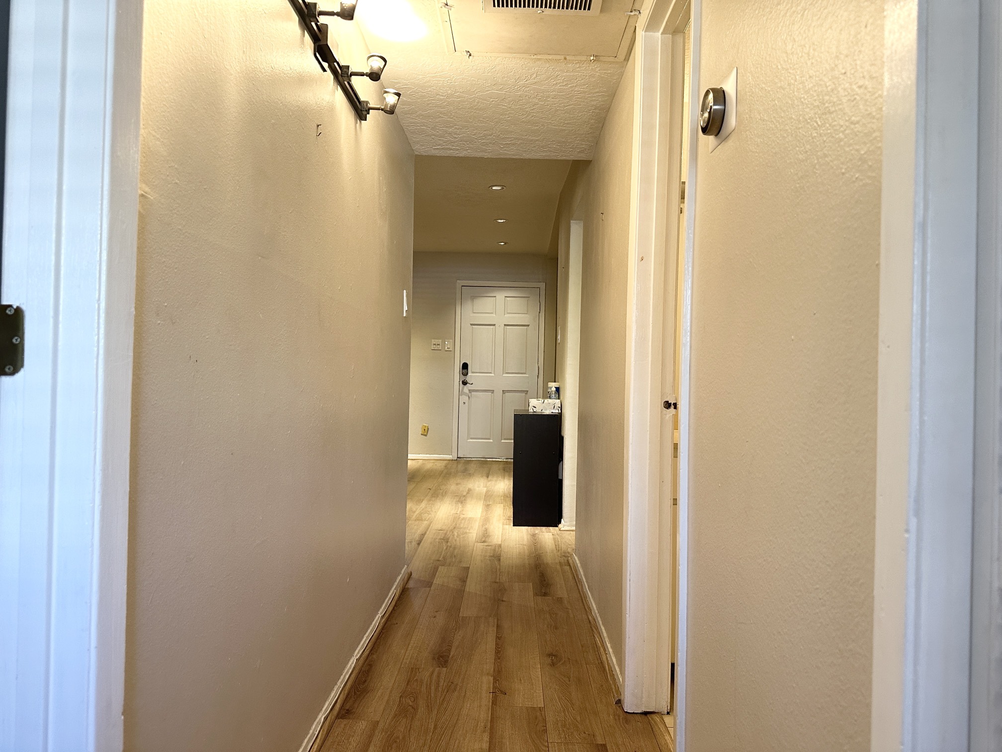 3224 Timmons Lane, Unit 154 Houston, TX 77027 - Photo 9 of 21 a view of a bathroom from a hallway