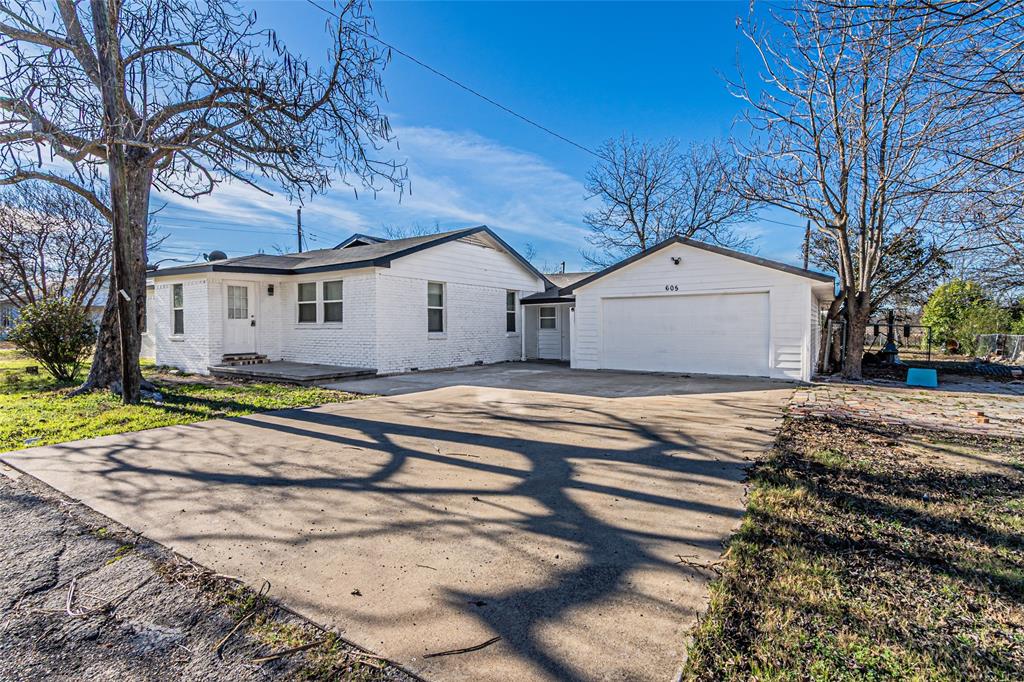 605 Lloyd Italy, TX 76651 - Photo 2 of 30 a front view of a house with a yard