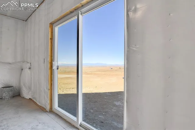 a view of an house with backyard