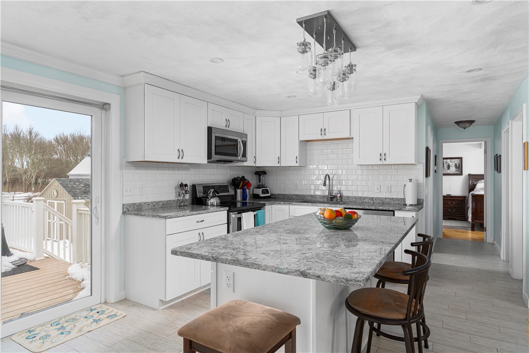14 Cornell Road Narragansett, RI 02882 - Photo 3 of 32
