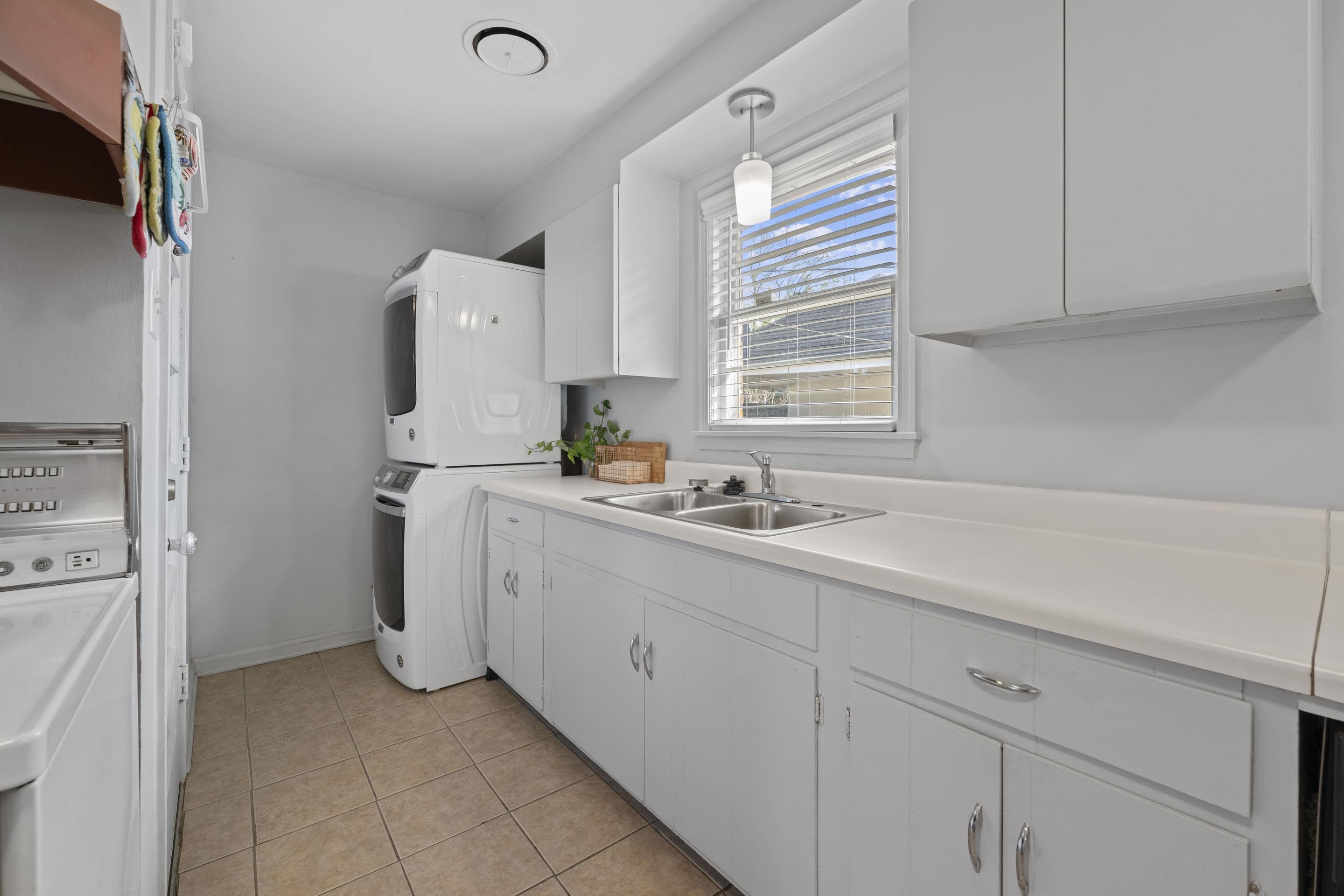 1694 South White Station Road Memphis, TN 38117 - Photo 8 of 26 Easy-to-use layout with everything close at hand—perfect for everyday cooking and hosting.