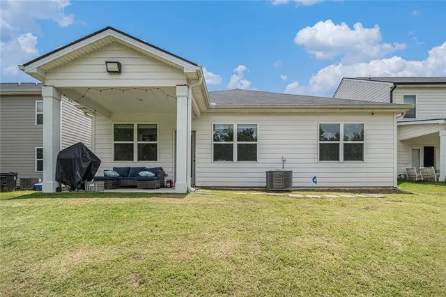 a view of a house with yard and porch