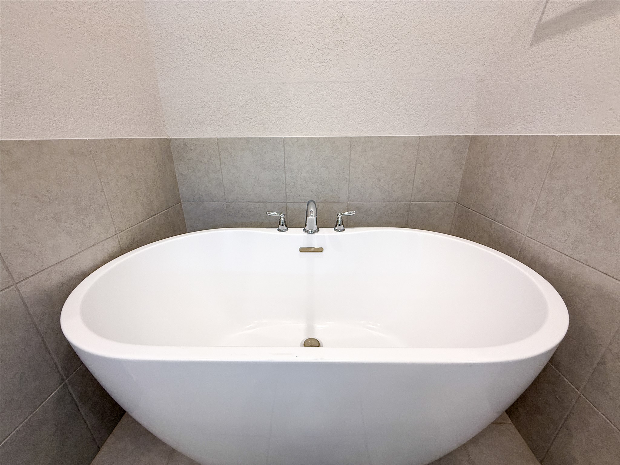 249 Heartleaf Road San Marcos, TX 78666 - Photo 36 of 38 A deep soaking tub awaits in this thoughtfully tiled bath.