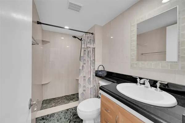 $2,700 | 525 North Ocean Boulevard, Unit 919, Pompano Beach, FL 33062