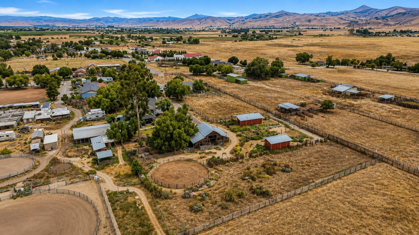 433 Mansfield Road Hollister, CA 95023 - Photo 3 of 49