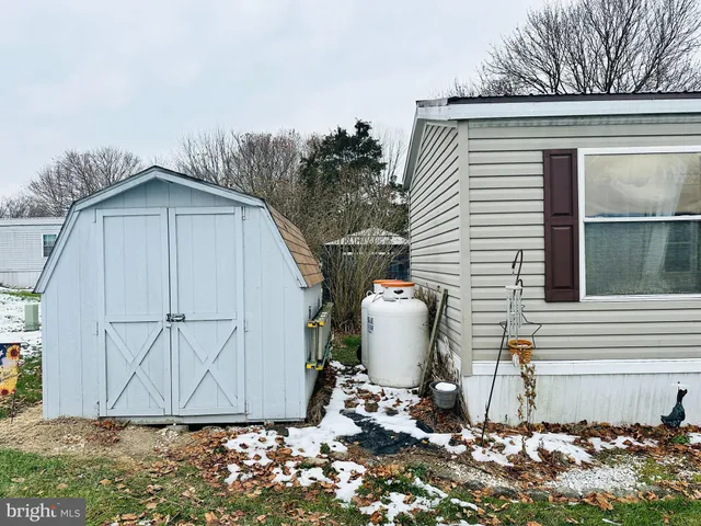 a view of a back yard of the house