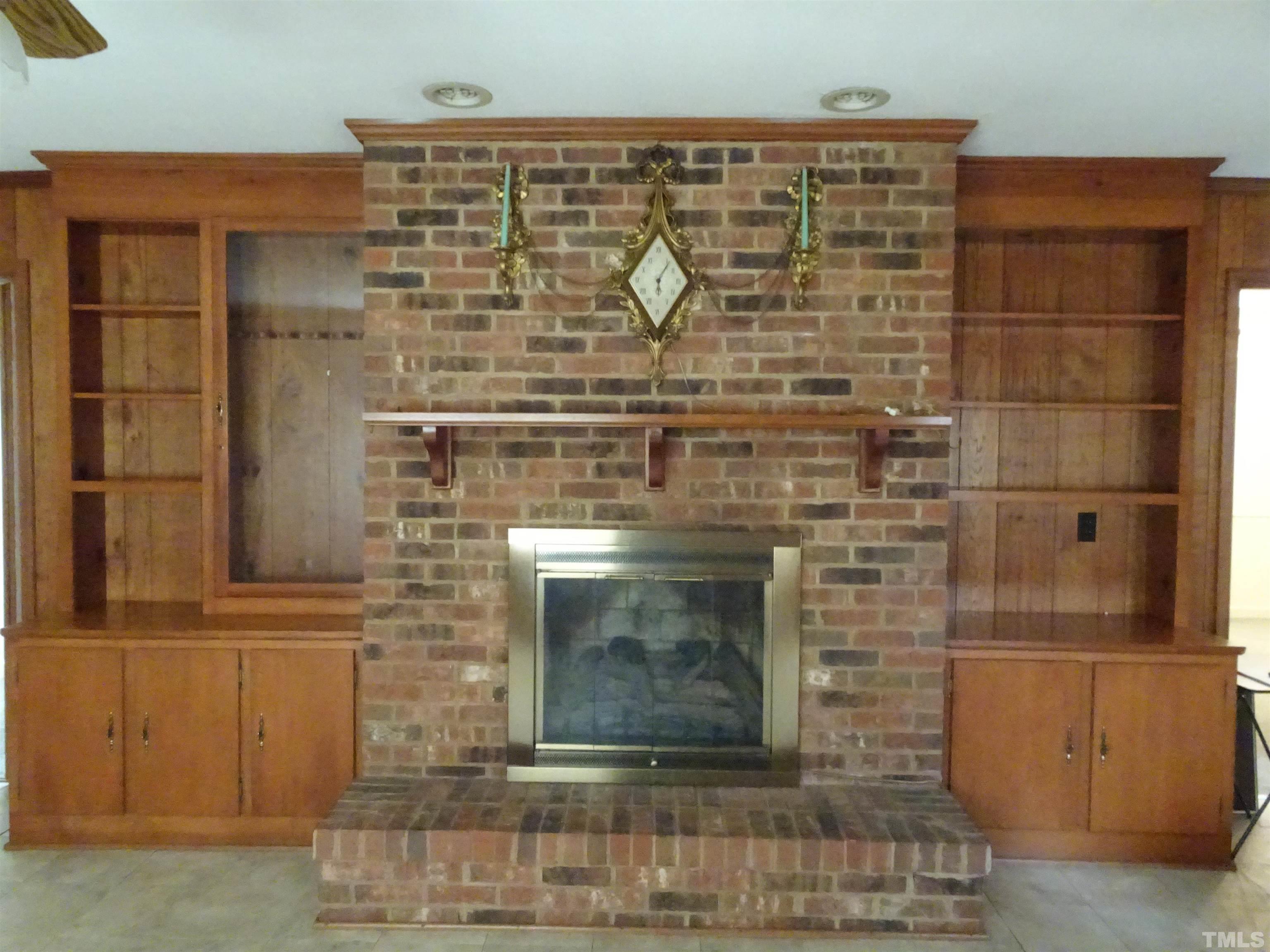 1619 Warrenton Road Henderson, NC 27537 - Photo 11 of 51 Fireplace in the family room with gas logs