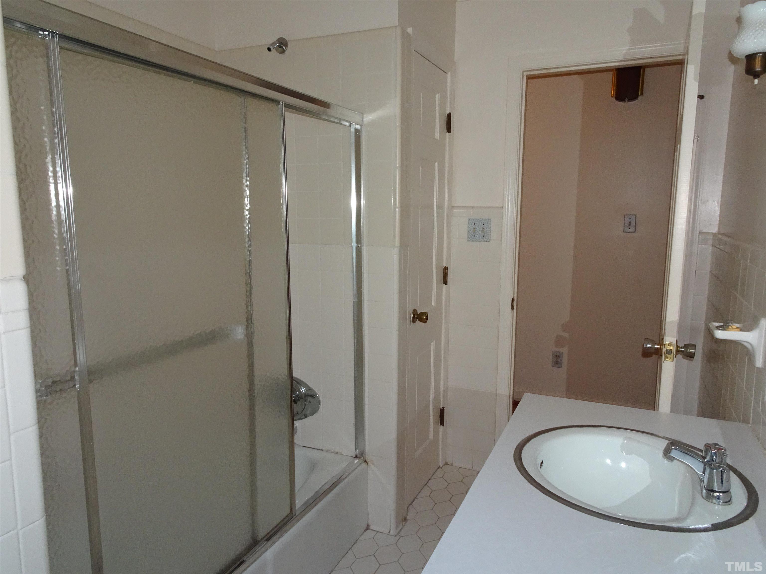 1619 Warrenton Road Henderson, NC 27537 - Photo 22 of 51 Another photo of the hall bath.