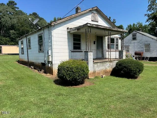 a view of a house with a backyard