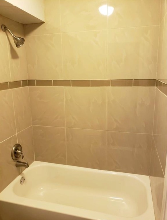 1202 Newning Avenue, Unit 113 Austin, TX 78704 - Photo 8 of 13 Bathroom featuring bathtub / shower combination