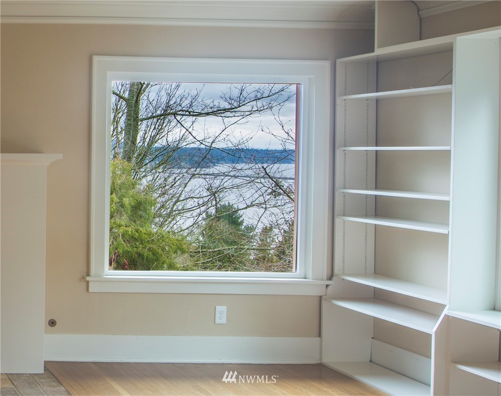 412 36th Avenue Seattle, WA 98122 - Photo 11 of 25 a bathroom with a bathtub and a window