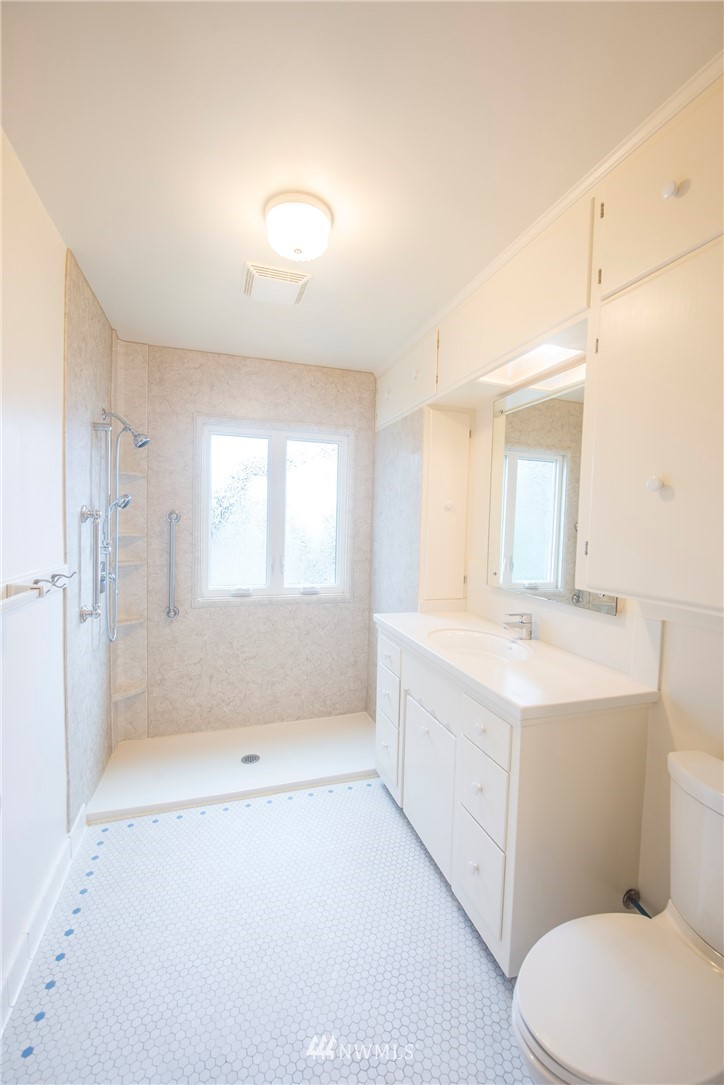 412 36th Avenue Seattle, WA 98122 - Photo 20 of 25 a bathroom with a sink a toilet and a bathtub