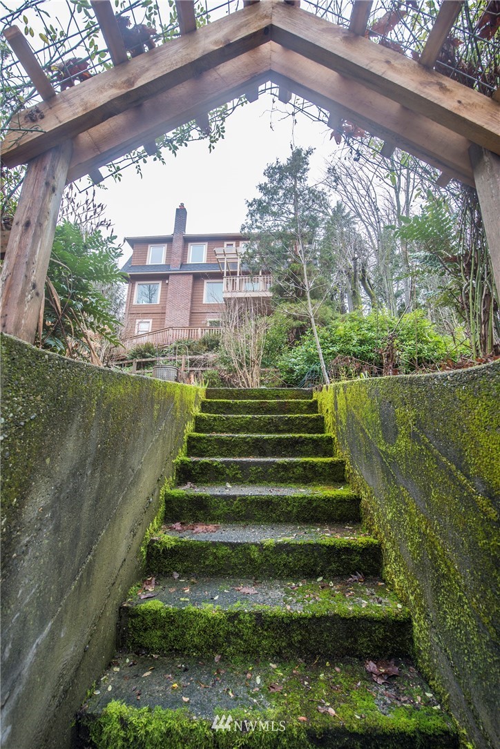 412 36th Avenue Seattle, WA 98122 - Photo 3 of 25 a front view of a house with a yard