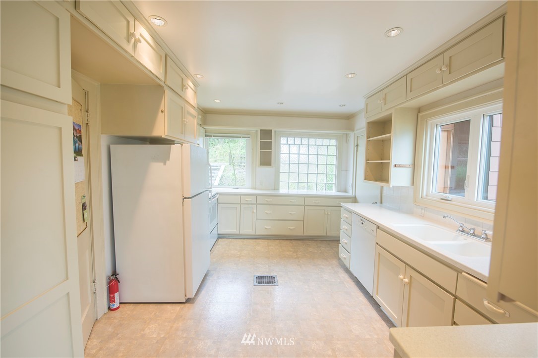 412 36th Avenue Seattle, WA 98122 - Photo 5 of 25 a bathroom with a tub sink and a large mirror