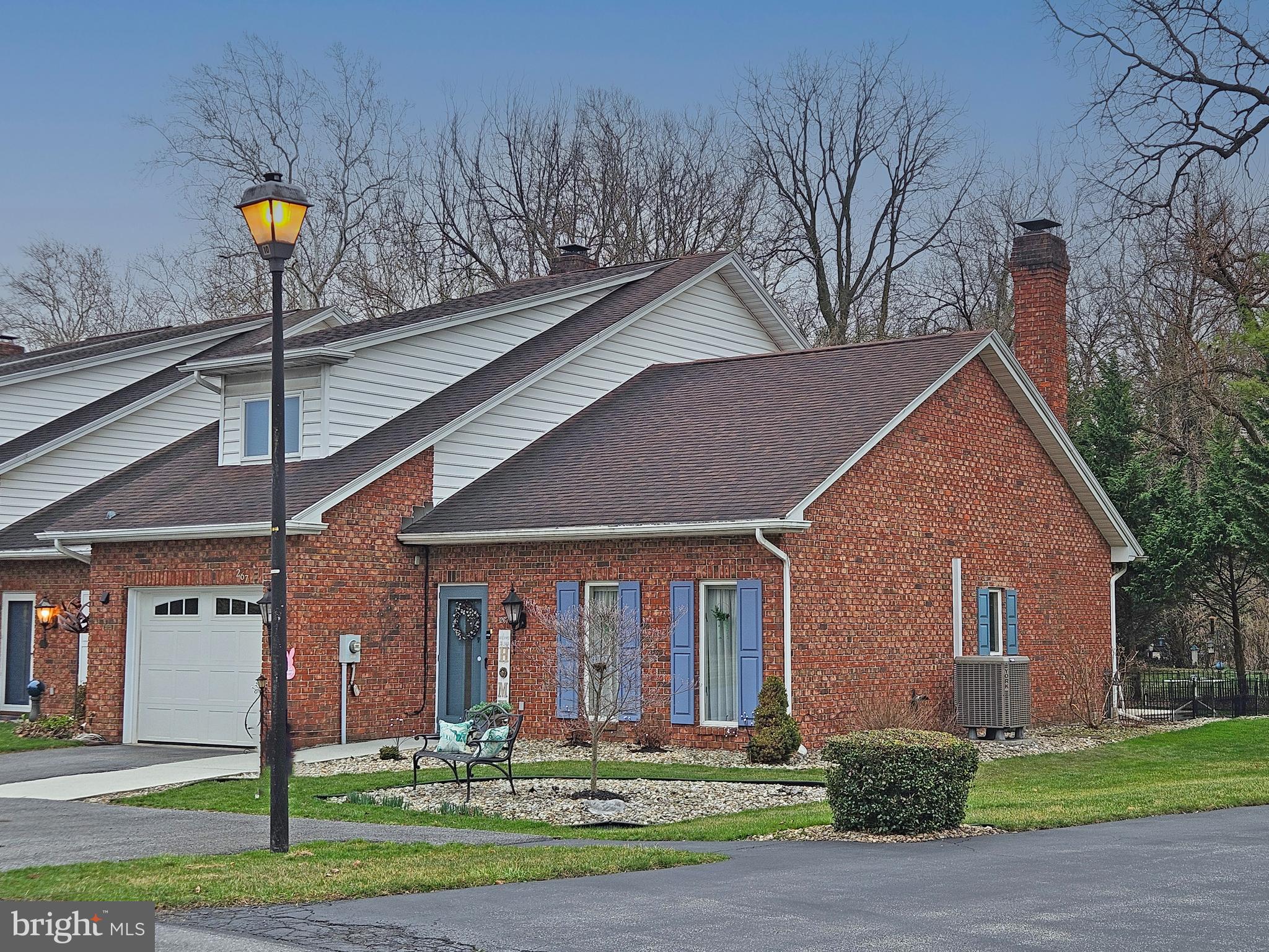 Lovely end unit townhome!