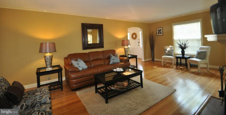 1471 Roxanna Road Northwest Washington, DC 20012 - Photo 11 of 28 Living Room