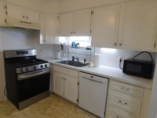 $1,400 | 448 Fox Hills Drive South, Unit 3, Bloomfield Hills, MI 48304