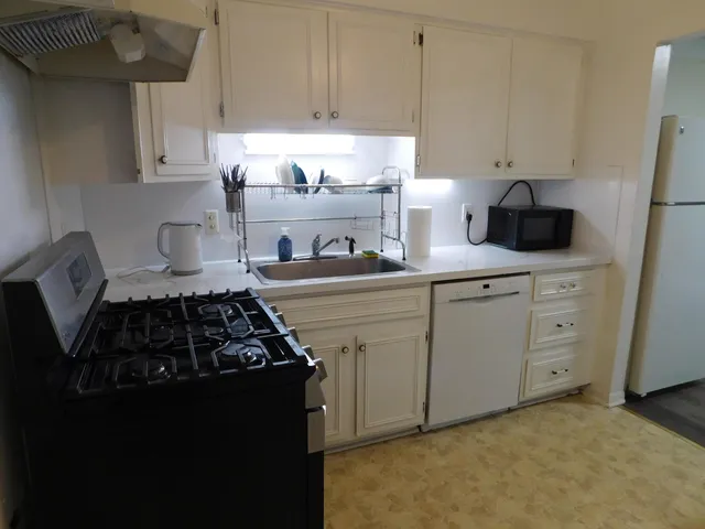 $1,400 | 448 Fox Hills Drive South, Unit 3, Bloomfield Hills, MI 48304