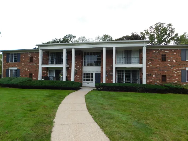$1,400 | 448 Fox Hills Drive South, Unit 3, Bloomfield Hills, MI 48304