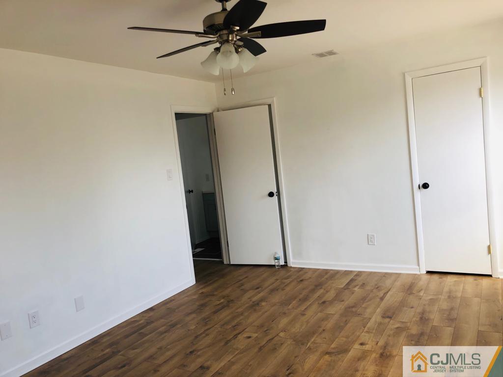 902 Salem Road Burlington, NJ 08016 - Photo 7 of 17 an empty room