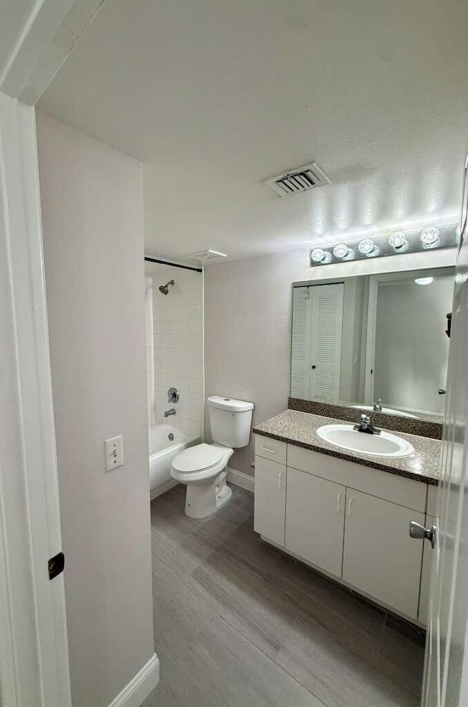 5035 Wiles Road, Unit 206 Coconut Creek, FL 33073 - Photo 2 of 17 WhatsApp Image 2025-12-26 at 16.07.10 (2