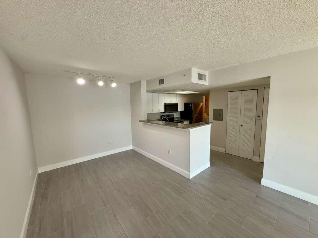 5035 Wiles Road, Unit 206 Coconut Creek, FL 33073 - Photo 3 of 17 WhatsApp Image 2025-12-26 at 16.07.13