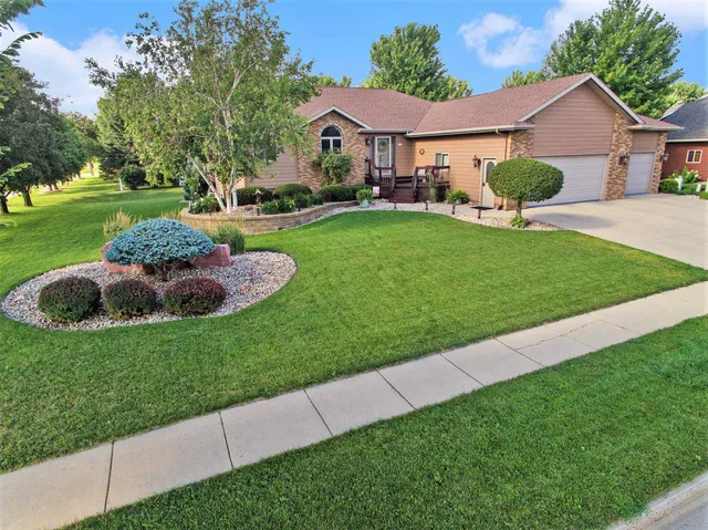 $549,900 | 721 Britz Drive, Luverne, MN 56156