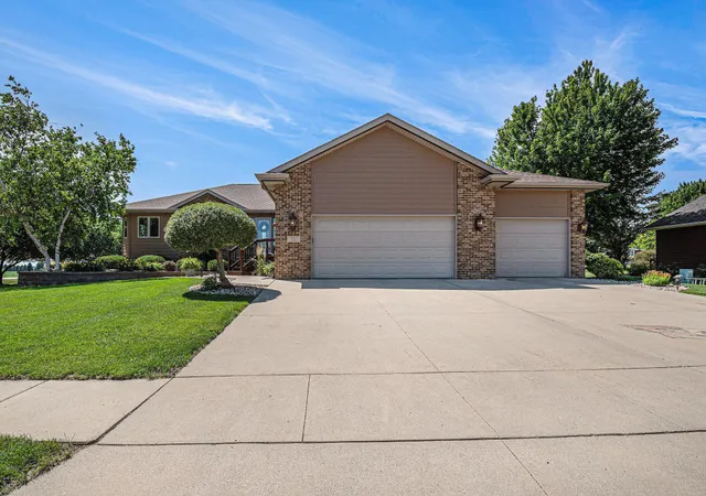 $549,900 | 721 Britz Drive, Luverne, MN 56156