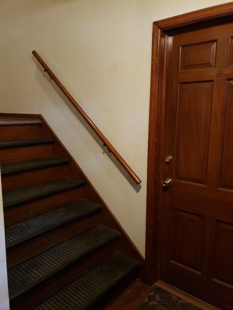 902 Kenwick Road Columbus, OH 43209 - Photo 4 of 11 902IntStair
