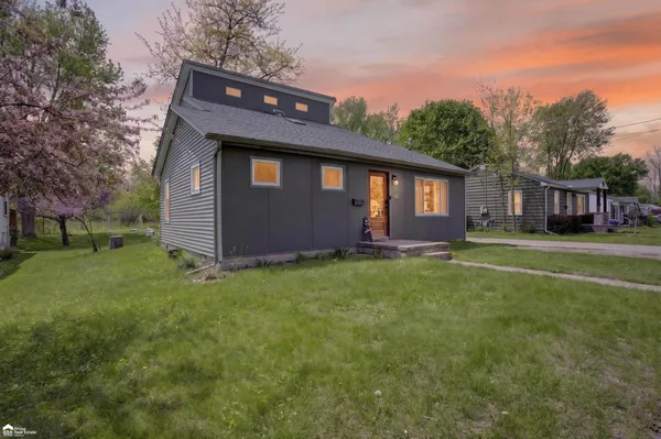 $279,900 | 421 West Caroline Street, Fenton, MI 48430