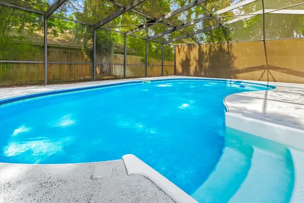 a view of a backyard