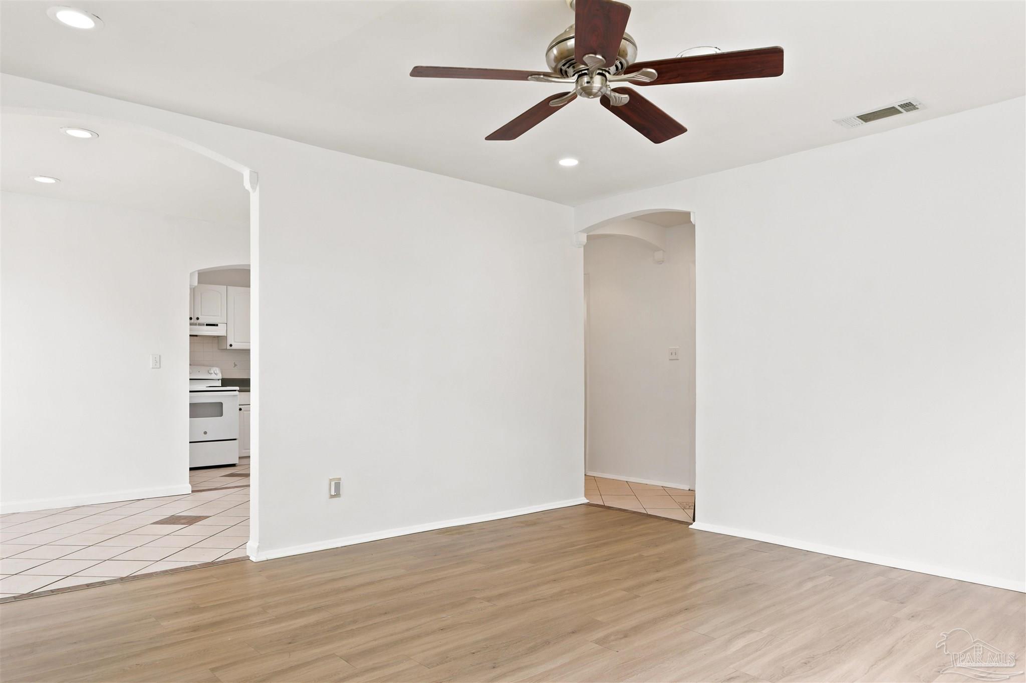 101 Vanderbilt Road Pensacola, FL 32506 - Photo 7 of 33 Living room with arched openings