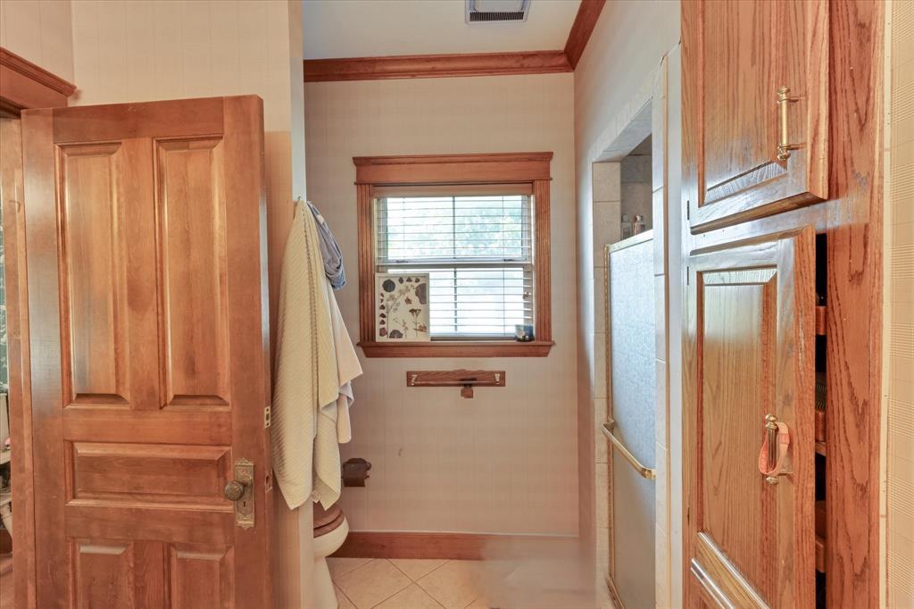 2717 Clear Lake Road Weatherford, TX 76087 - Photo 21 of 40 Bathroom attached to southeast bedroom