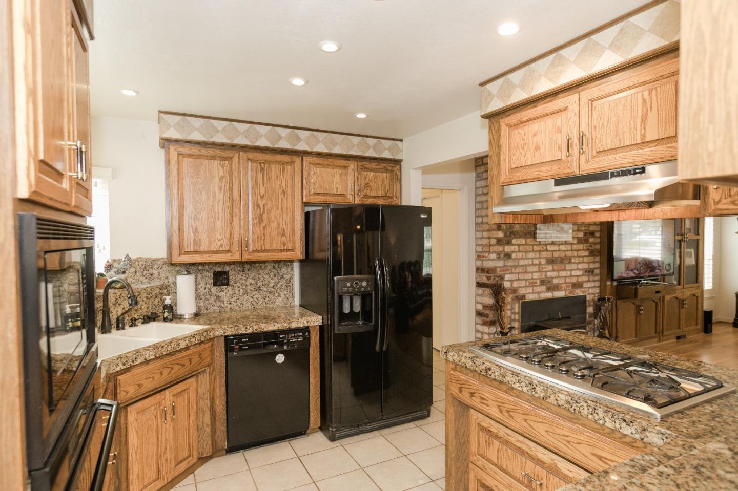 18570 Ranchito Del Rio Drive Salinas, CA 93908 - Photo 11 of 47 Gallery Image 11