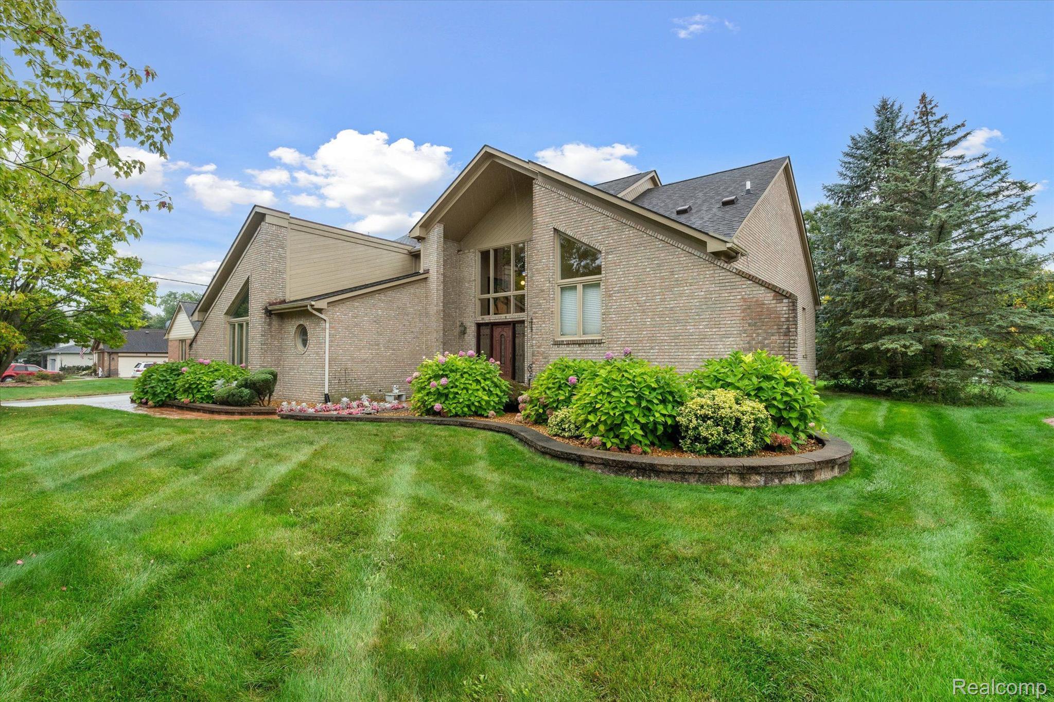 18887 Van Road Livonia, MI 48152 - Photo 3 of 78 Gallery Image 3