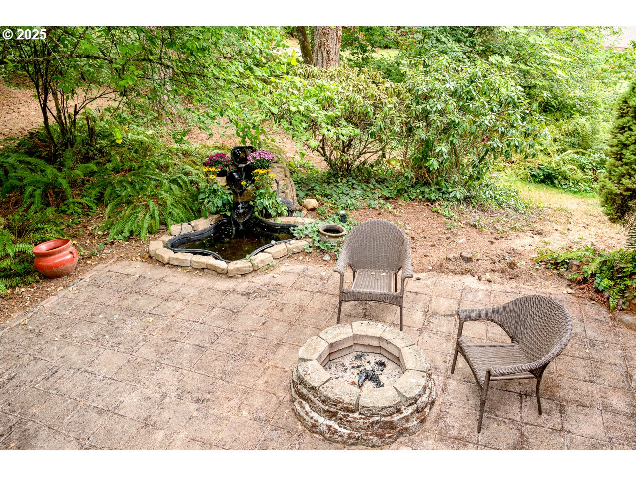 3503 Northwest Valley View Drive Albany, OR 97321 - Photo 17 of 43 a backyard of a house with table and chairs