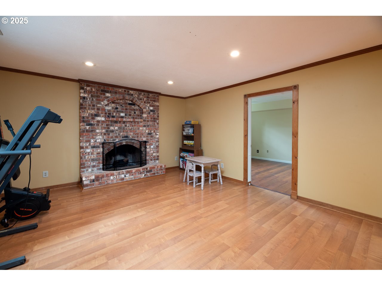 3503 Northwest Valley View Drive Albany, OR 97321 - Photo 39 of 43 a living room with furniture and a fireplace