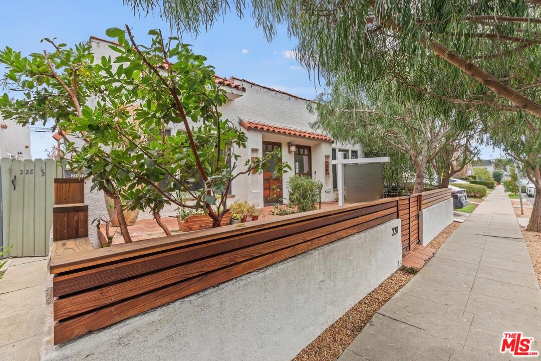 228 Rennie Avenue Venice, CA 90291 - Photo 2 of 26