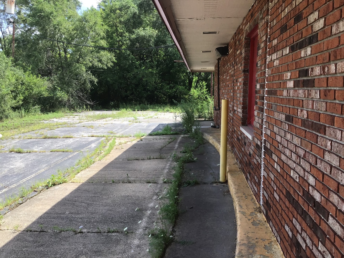 1645 Western Avenue Chicago Heights, IL 60411 - Photo 4 of 20 a view of a pathway both side of house