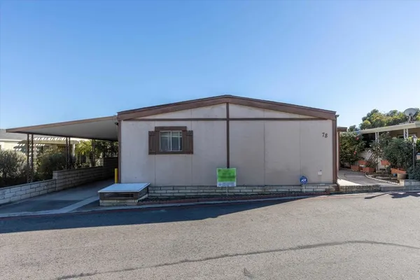 a view of a house with backyard