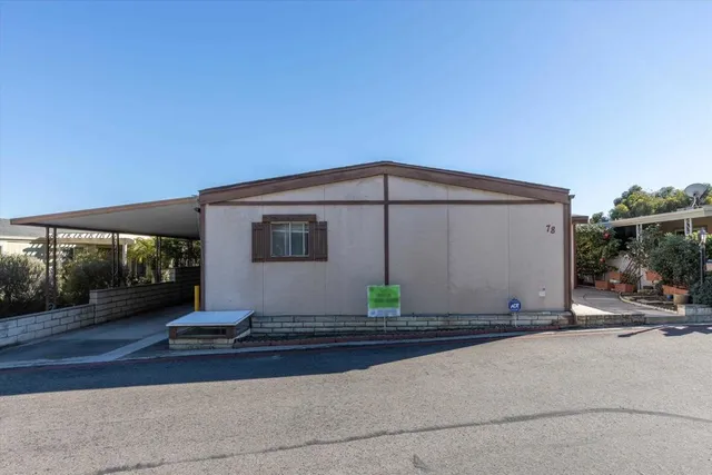 a view of a house with backyard