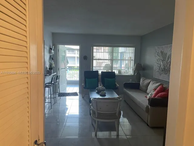 $1,600 | 541 Blue Heron Drive, Unit 215, Hallandale Beach, FL 33009