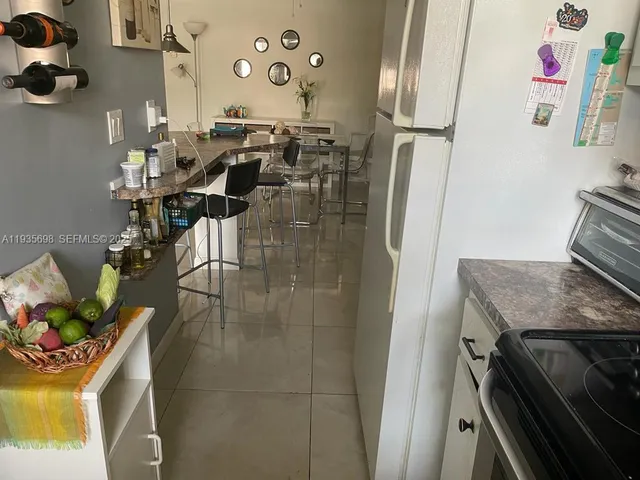 $1,600 | 541 Blue Heron Drive, Unit 215, Hallandale Beach, FL 33009