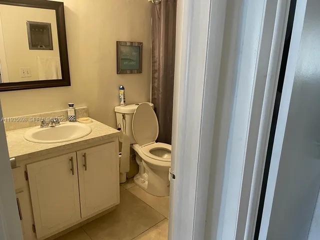 $1,600 | 541 Blue Heron Drive, Unit 215, Hallandale Beach, FL 33009