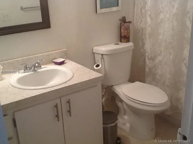 $1,600 | 541 Blue Heron Drive, Unit 215, Hallandale Beach, FL 33009