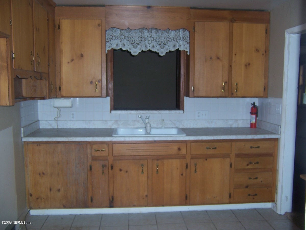 6409 Kennerly Road Jacksonville, FL 32216 - Photo 3 of 8 kitchen