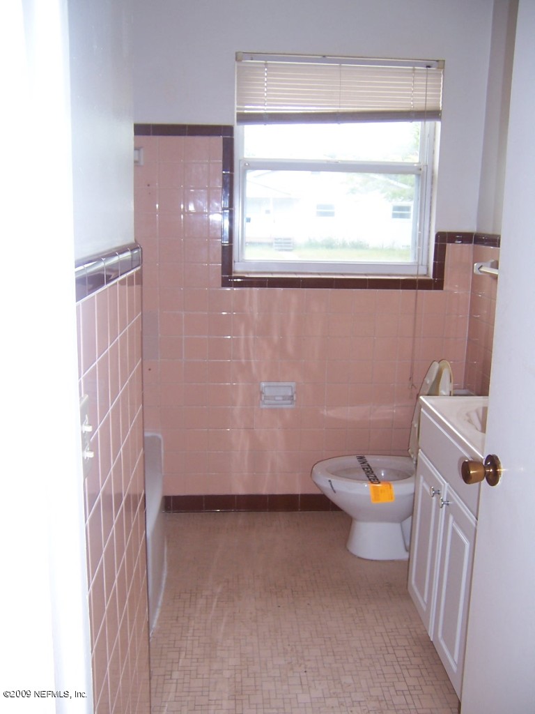 6409 Kennerly Road Jacksonville, FL 32216 - Photo 4 of 8 guest bath