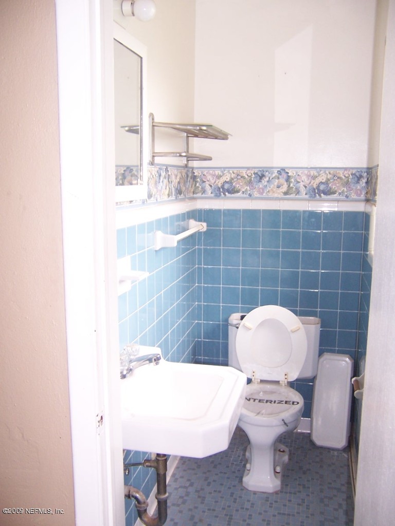 6409 Kennerly Road Jacksonville, FL 32216 - Photo 5 of 8 half bath in the master bedroom