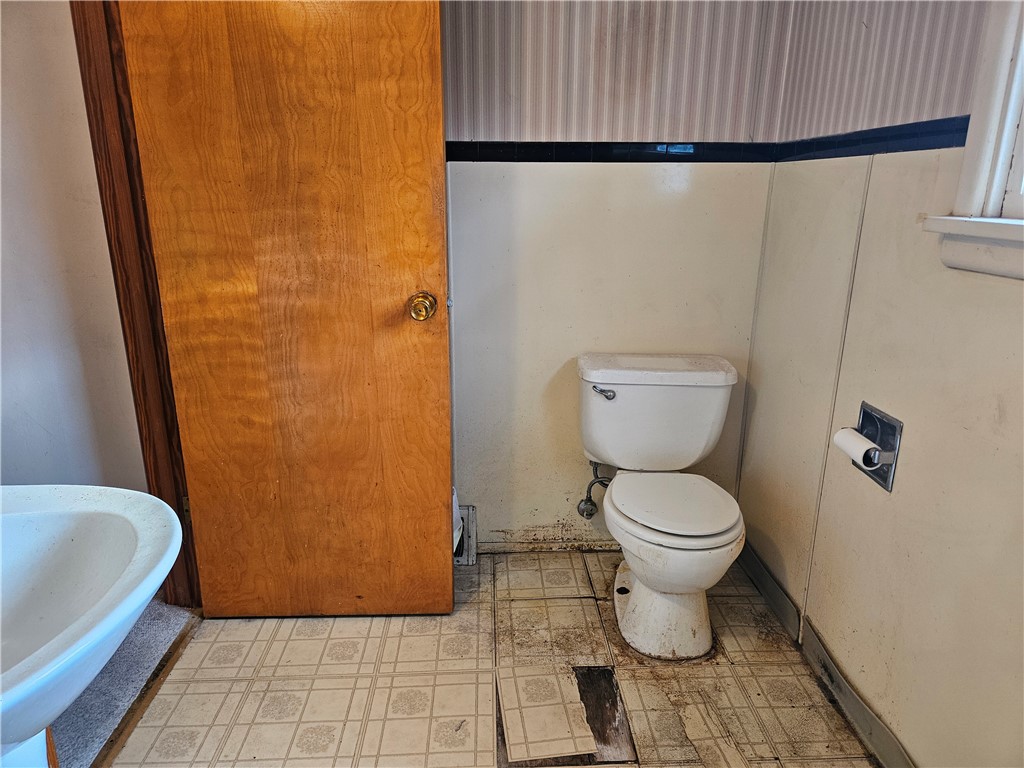 175 Airport Road Decatur, IL 62521 - Photo 22 of 33 Upstairs bathroom